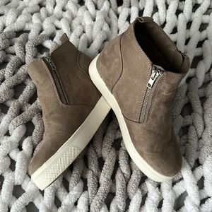 Women’s Time and Tru Wedged Booties Size 8 W